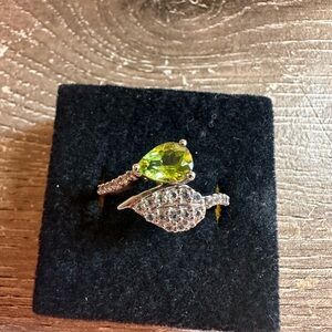 TGGC Beautiful Sterling Silver 925 Peridot & CZ Leaf Bypass Ring – Size 10